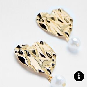 Nasty Gal Gold Hammered Large Hearts Textured Earrings with Pearl NEW